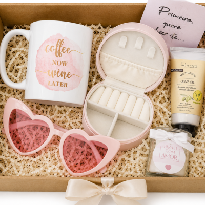 Caixa de presente com caneca, estojo para joias, creme, óculos de sol, vela e cartão com fita branca