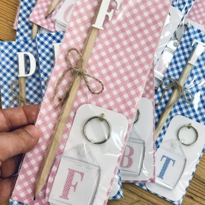 Conjunto lápis com letra e chaveiro em embalagem xadrez rosa