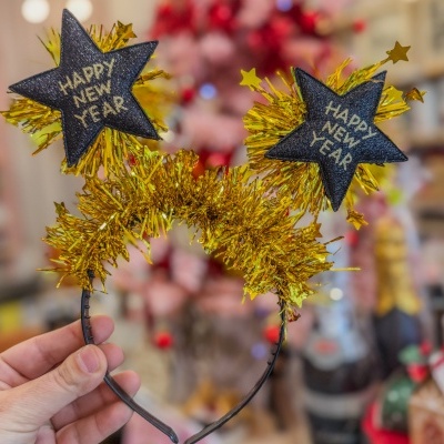 Arco de cabelo com estrelas douradas e texto HAPPY NEW YEAR