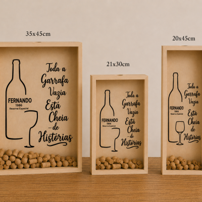 Três quadros de armazenamento de rolhas em madeira clara com garrafa e copo de vinho desenhados e texto em parede neutra