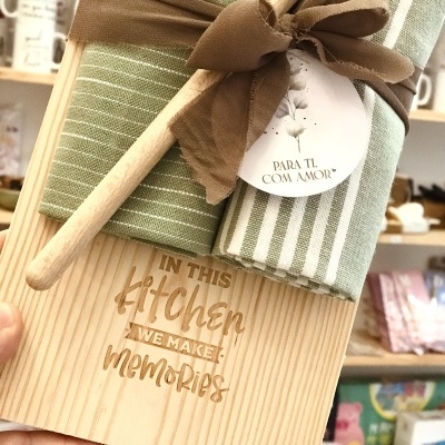 Tábuas de madeira com tecido e etiqueta embalada para presente