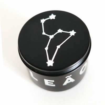 Frasco preto com constelação branca e texto LEÃO em fundo branco