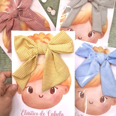 Laços elásticos de cabelo em padrão xadrez em cartão com desenho de rosto e texto