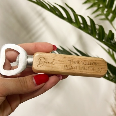 Abridor de garrafas com cabo em madeira clara e gravação 'Dad THANK YOU FOR EVERYTHING YOU DO'