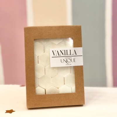 Velas brancas hexagonais em embalagem caixa de cartão com etiqueta VANILLA UNIQUE