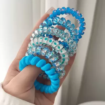 Conjunto de cinco elásticos de cabelo espiral azul e transparente com padrões coloridos