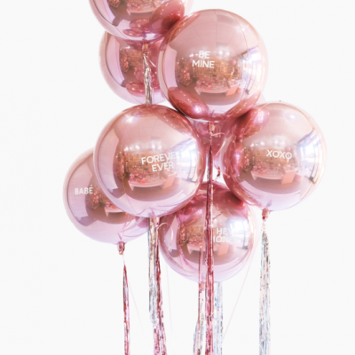 Balões metálicos cor de rosa com mensagens em branco
