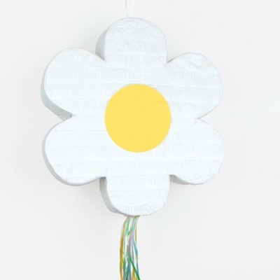 Pião piñata de flor branca com centro amarelo e fitas coloridas