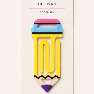 Marcador de livro em formato de lápis colorido embalado num cartão branco com texto em português e inglês