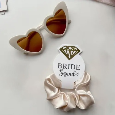 Óculos de sol coração branca e elástico de cabelo com etiqueta Bride Squad