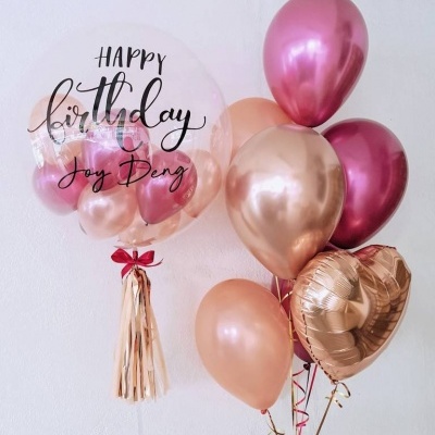 Conjunto de balões de aniversário em tons de rosa e dourado com uma mensagem em inglês