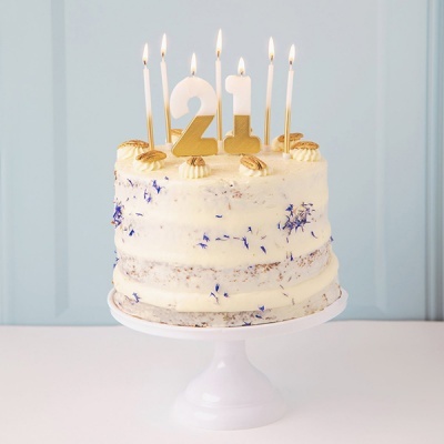 Bolo de aniversário com velas douradas 21 e flores azuis