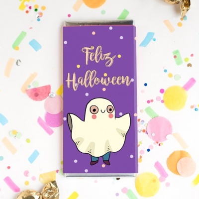 Embalagem de chocolate roxa com texto 'Feliz Halloween' e fantasma desenhado