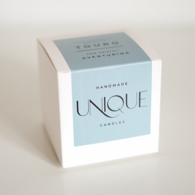 Caixa branca com etiqueta azul de vela artesanal UNIQUE.