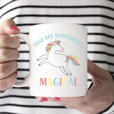 Caneca branca com unicórnio colorido e texto 'YOU ARE SOMETHING MAGICAL'