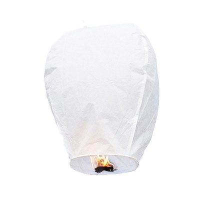 Balão de ar quente branco em papel fino com chama acesa na base