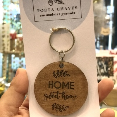 Porta-chaves redondo em madeira gravada com texto HOME sweet home