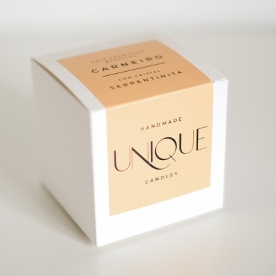 Caixa branca com etiquetas bege de vela perfumada Unique