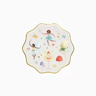 Prato decorativo com ilustrações de fadas, flores e cogumelos, borda dourada ondulada.