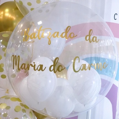 Balão transparente grande com texto dourado e balões brancos dentro