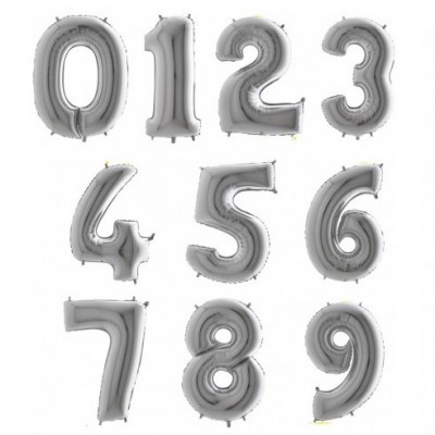 Balões prateados em forma dos números de 0 a 9 sobre fundo branco