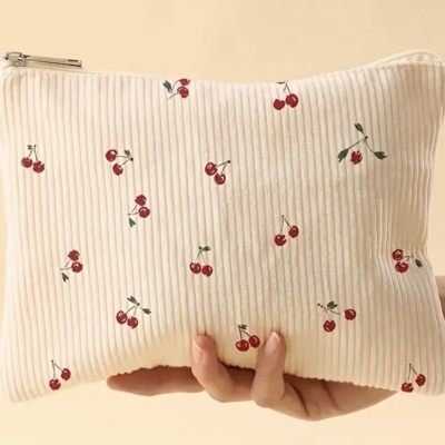 Necessaire retangular bege com padrão riscado e cerejas vermelhas