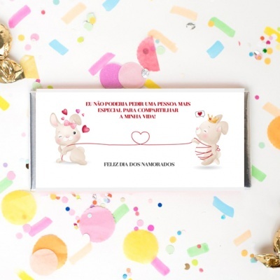Barra de chocolate com embalagem ilustrada de ratinhos e mensagem de Dia dos Namorados