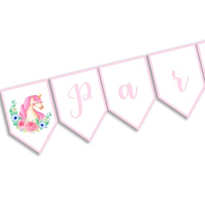 Bandeirolas em tecido branco com bordas cor-de-rosa e letras cursivas rosa, e uma bandeirola com desenho de unicórnio rosa com flores