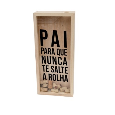 Caixa de conta-rolhas em madeira clara com frase em preto e rolhas de cortiça dentro