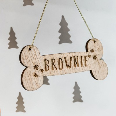 Placa em madeira em forma de osso com a palavra BROWNIE