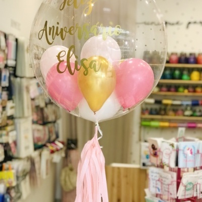 Balão transparente de aniversário com texto e balões coloridos dentro