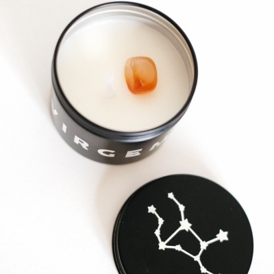 Vela em frasco preto com tampa preta e constelação branca, vela branca com pedra âmbar