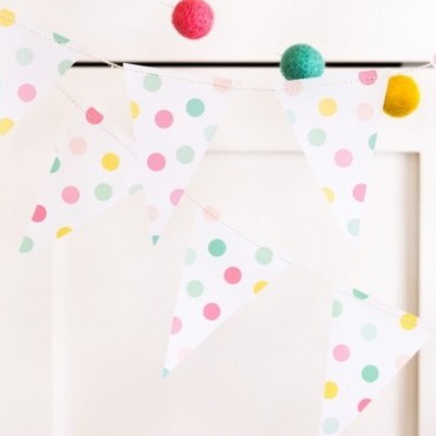 Guirlanda decorativa com bandeirolas de tecido branco e bolas de feltro coloridas