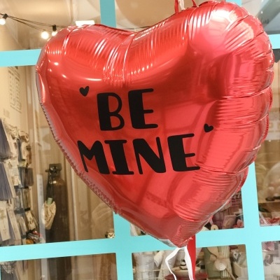 Balão metálico vermelho em forma de coração com a frase BE MINE