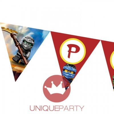 Bandeirolas triangulares com imagens de personagens de brinquedo e texto UNIQUEPARTY no fundo