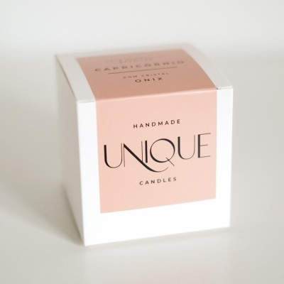 Caixa branca de vela artesanal Unique Candles com etiqueta rosa