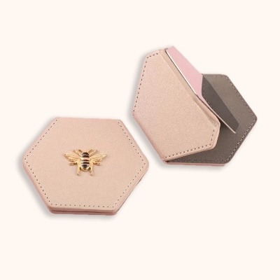 Estojo hexagonal cor de rosa com abelha dourada em relevo