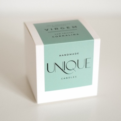 Caixa branca com vela artesanal UNIQUE CANDLES e etiqueta verde