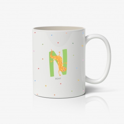Caneca branca com desenho de lagarto e letra N verde