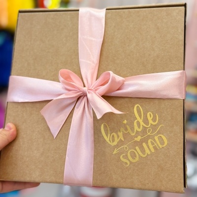 Caixa de presente castanha com fita rosa e texto bride SQUAD