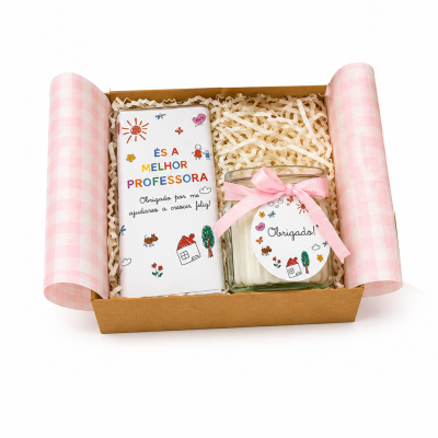 Caixa de oferta com barra de chocolate e vela decorada para professora
