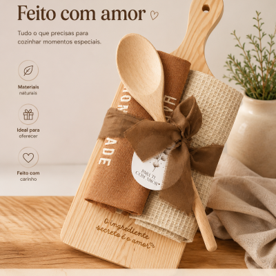 Kit cozinha com tábua de madeira, colher e dois panos, tudo embalado com laço castanho e etiqueta