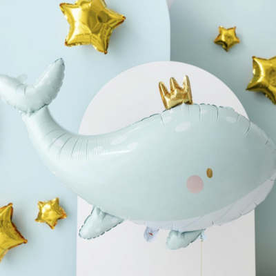 Balão de baleia branca com coroa dourada rodeado por balões estrela dourados