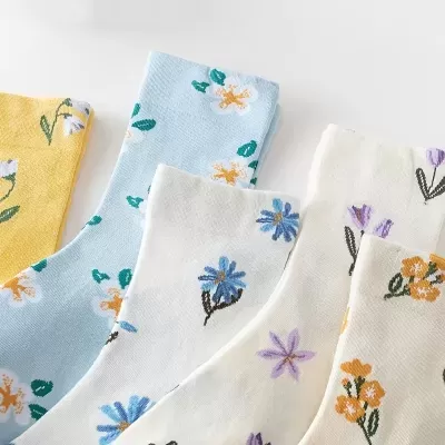 Cinco pares de meias florais coloridas em tons pastel