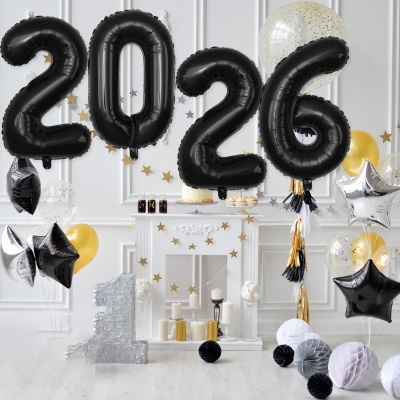 Decoração festa com balões 2026 e enfeites variados em branco, preto, dourado e prateado