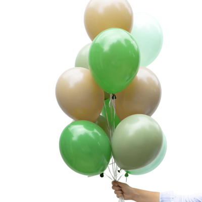 Balões látex verdes e beiges brilhantes segurados pela mão
