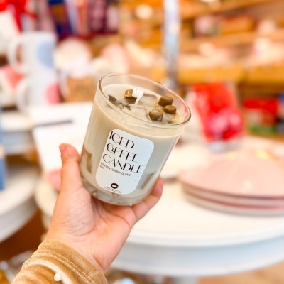 Vela em copo de vidro com etiqueta ICED COFFEE CANDLE.