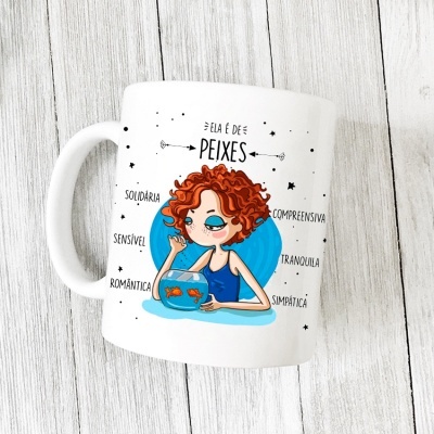 Caneca branca com ilustração colorida e texto 