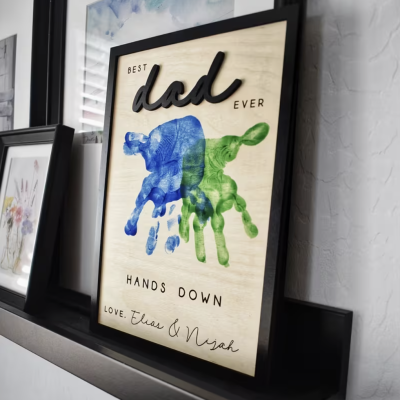 Quadro decorativo com mãos azuis e verdes e texto BEST dad EVER HANDS DOWN LOVE Elias & Nijah