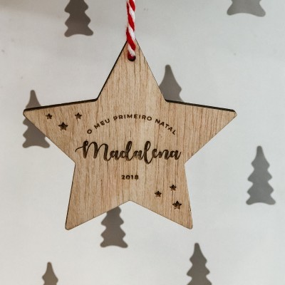 Estrela de madeira decorativa com texto e cordão para pendurar